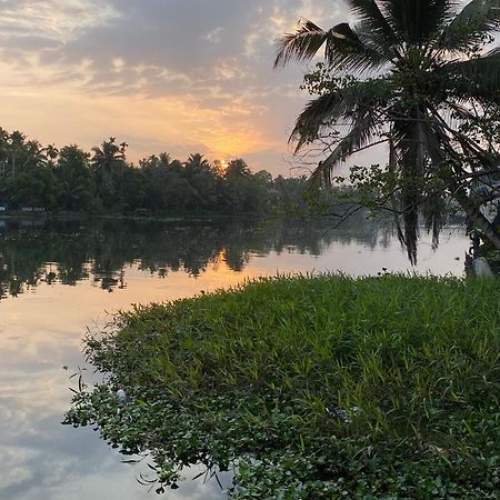 Sunsets And Palm Trees Bed & Breakfast Alappuzha Екстериор снимка