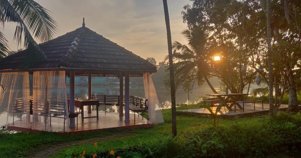 Sunsets And Palm Trees Bed & Breakfast Alappuzha Екстериор снимка